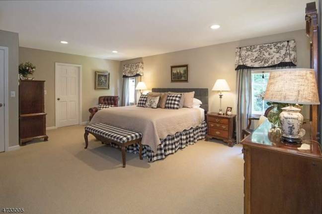 Move-in ready Colonial in Hemlock Hills