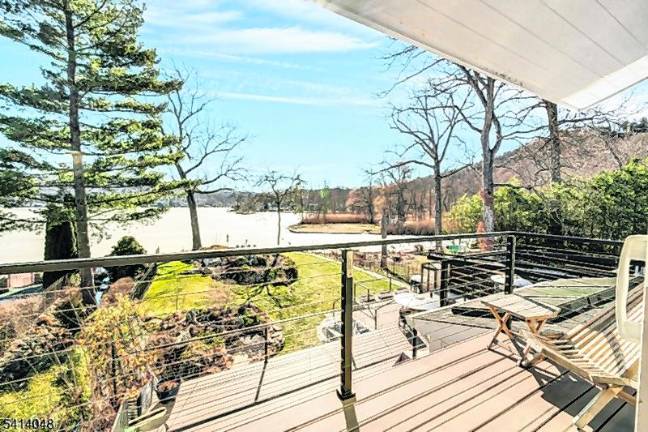 A spectacular lakefront 12-room home