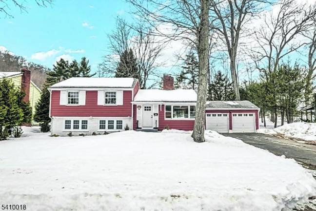 Prime Golf Course setting with gorgeous lake views