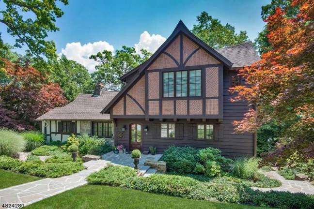Sophistication and style in lakefront home