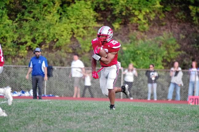 <b>High Point kick returner Giovoughni Dureny carries the ball.</b>