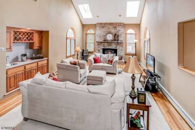 Elegant Colonial on cul-de-sac