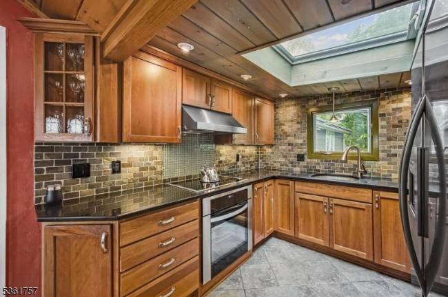 Real estate: Lakestyle home with pool access