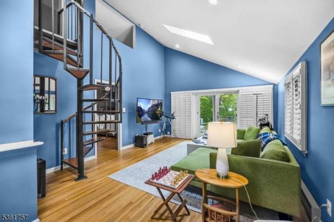 Real estate: Lakestyle home with pool access