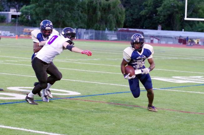 Sussex Stags receiver Kasson Thomas carries the ball in the first quarter.