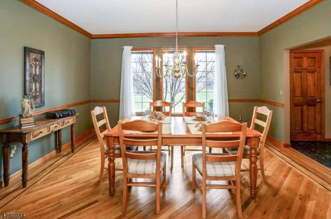 Elegant Colonial on cul-de-sac