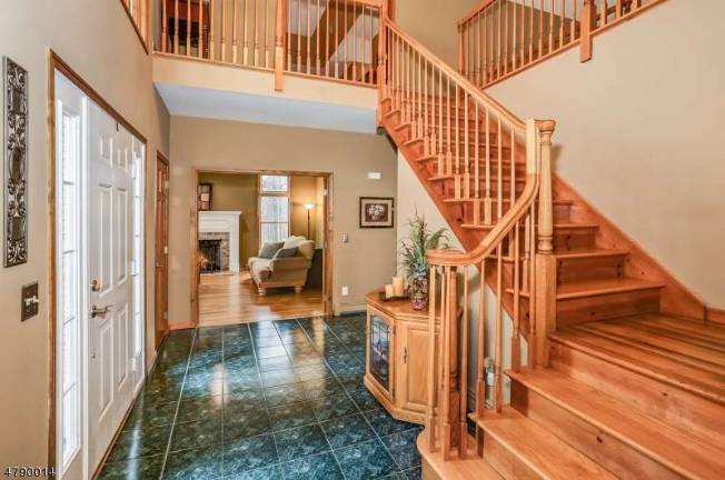 Elegant Colonial on cul-de-sac