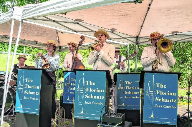 The Florian Schantz Jazz Combo performs.