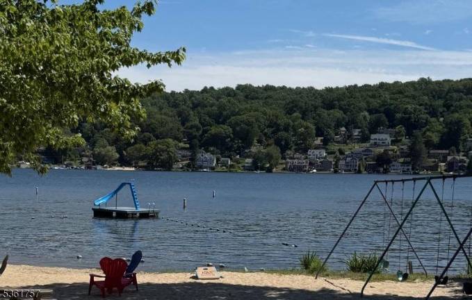 Real estate: Lakestyle home with pool access