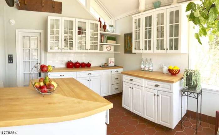 Charming Crane lakefront home