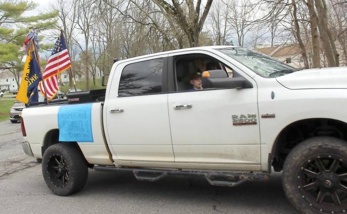 Neighbors welcome home a veteran who beat COVID-19