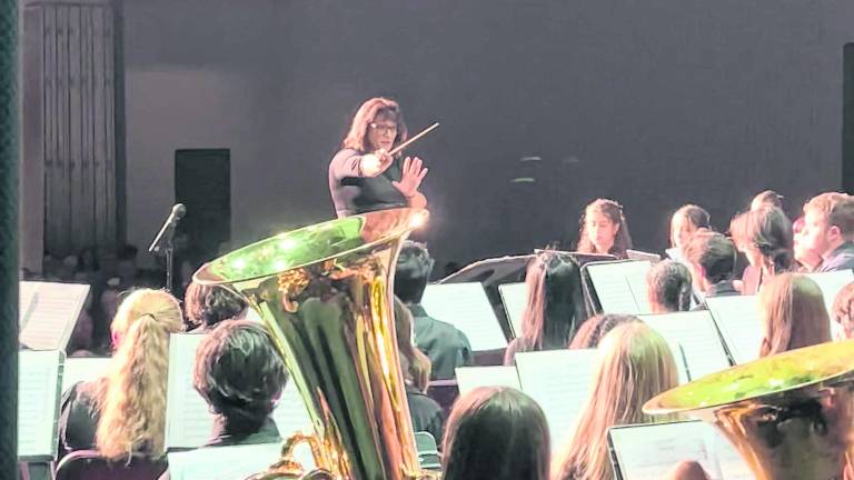 <b>Dr. Deb Gianuzzi conducts the High School Band </b>