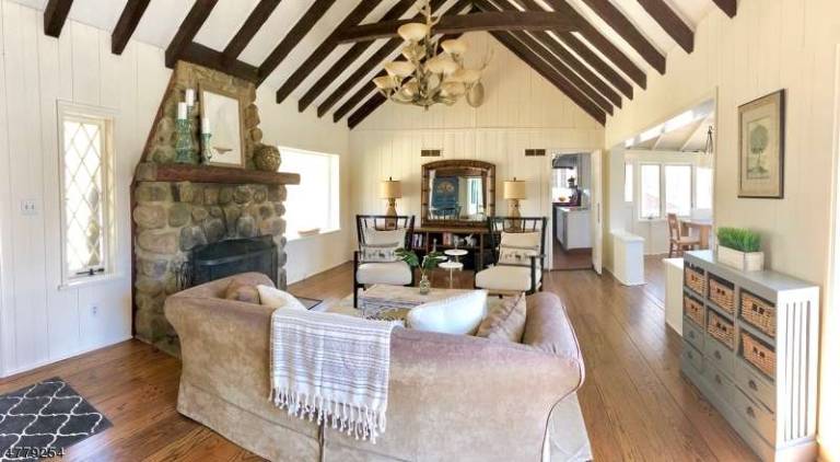 Charming Crane lakefront home