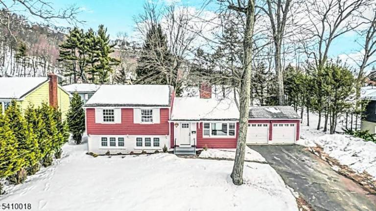 Prime Golf Course setting with gorgeous lake views