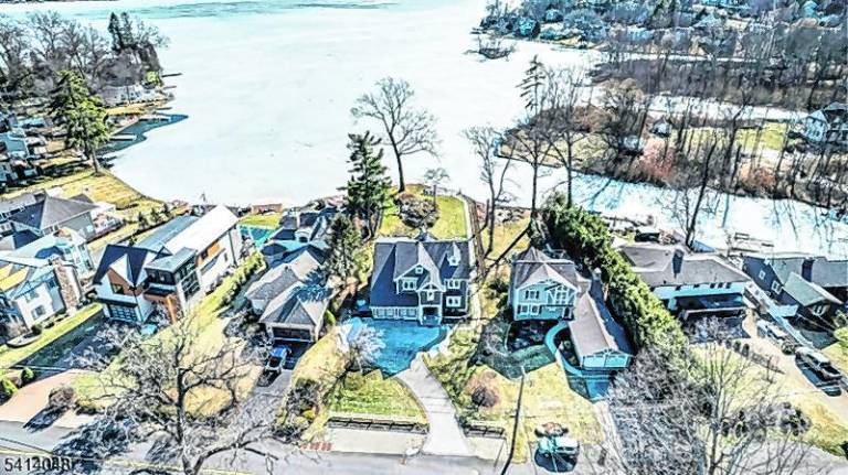 A spectacular lakefront 12-room home