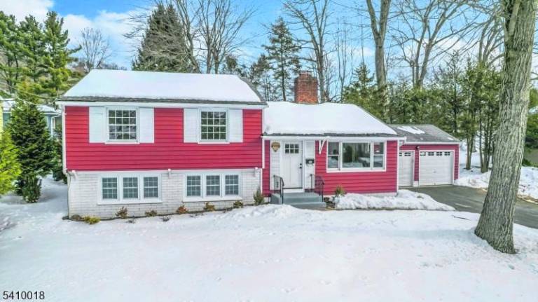 Prime Golf Course setting with gorgeous lake views