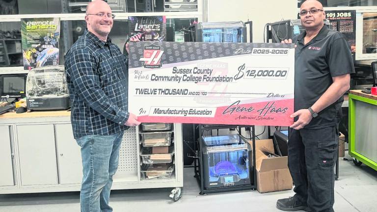 <b>Pictured, from left, Jason Fruge, dean of technical studies and Mark Harris, applications engineer/education specialist at Allendale Machinery Systems.</b>